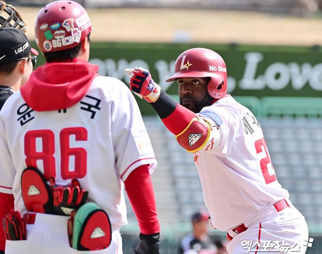 15일 오후 인천SSG랜더스필드에서 열린 '2025 신한 SOL Bank KBO리그' LG 트윈스와 SSG 랜더스의 시범경기, 2회말 SSG 에레디아가 우전안타를 날린 후 세리머니를 하고 있다. 엑스포츠뉴스DB