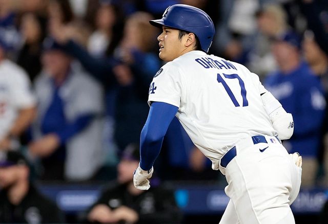 미국 메이저리그 LA 다저스의 오타니 쇼헤이가 15일(한국시간) 미국 캘리포니아주 로스앤젤레스의 다저 스타디움에서 열린 2025 메이저리그 콜로라도 로키스와의 홈 경기에서 시즌 5호 홈런을 터뜨리고 팀 승리를 견인했다. 사진 연합뉴스