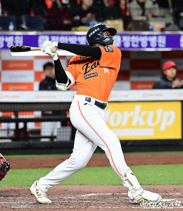 28일 오후 대전한화생명볼파크에서 열린 '2025 신한 SOL Bank KBO리그' 한화 이글스와 KIA 타이거즈의 경기, 7회말 2사 만루 한화 플로리얼이 2타점 적시 2루타를 때려내고 있다. 엑스포츠뉴스DB