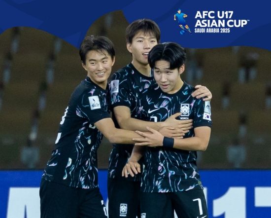 백기태 감독이 이끄는 대한민국 U-17 축구 대표팀이 15일(한국시간) 사우디아라비아 제다에 있는 프린스 압둘라 알 파이살 스타디움에서 열린 타지키스탄과의 2025 아시아축구연맹(AFC) U-17 아시안컵 8강 맞대결에서 2-2로 비긴 뒤 승부차기에서 이겼다.&nbsp;AFC