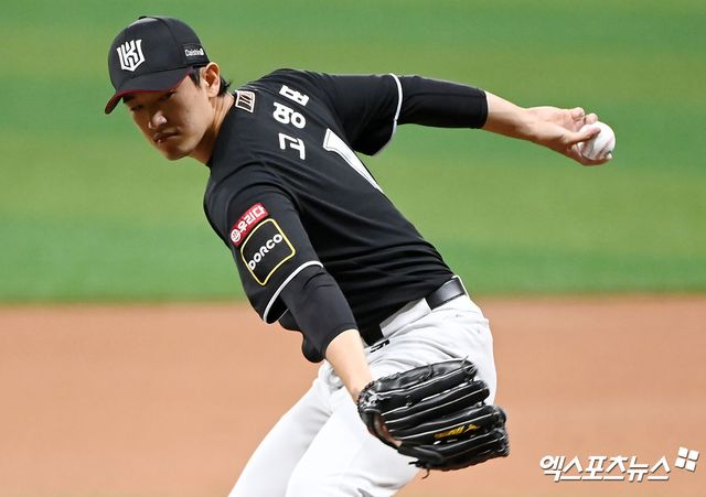 18일 오후 서울 구로구 고척스카이돔에서 열린 '2024 신한 SOL Bank KBO리그' KT 위즈와 키움 히어로즈의 경기, 1회말 KT 선발투수 고영표가 공을 힘차게 던지고 있다. 엑스포츠뉴스 DB