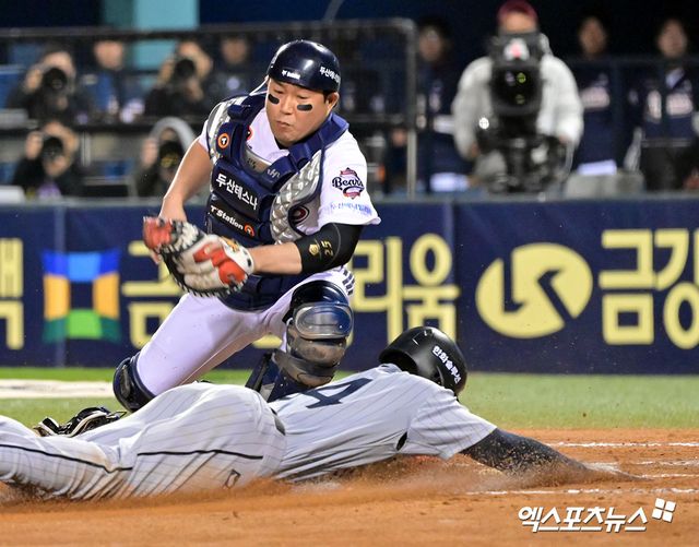 10일 오후 서울 송파구 잠실야구장에서 열린 '2025 신한 SOL Bank KBO리그' 한화 이글스와 두산 베어스의 경기, 6회초 1사 1,3루 한화 플로리얼이 이중도루를 시도하며 득점에 성공하고 있다. 엑스포츠뉴스DB
