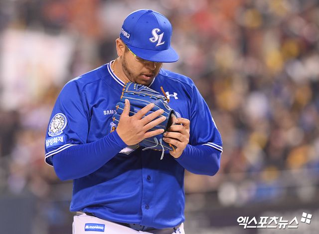 ​삼성 라이온즈 선발투수 아리엘 후라도가 15일 서울 잠실야구장에서 열린 LG 트윈스와의 원정경기에 선발 등판해 이닝을 마친 뒤 더그아웃으로 향하고 있다. 엑스포츠뉴스 잠실, 고아라 기자