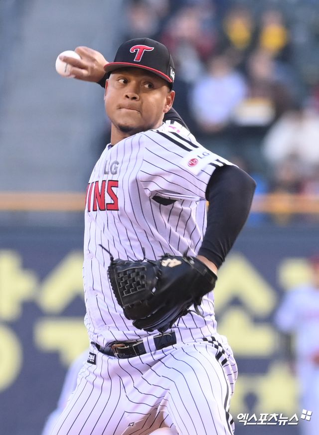 ​LG 트윈스 선발투수 엘리에이저 에르난데스가 15일 서울 잠실야구장에서 열린 삼성 라이온즈와의 홈경기에 선발 등판해 투구하고 있다. 엑스포츠뉴스 잠실, 고아라 기자