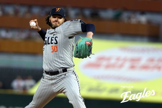 15일 인천SSG랜더스필드에서 열린 2025 신한 SOL Bank KBO리그 한화 이글스와 SSG 랜더스의 경기, 한화 선발투수 코디 폰세는 7이닝 동안 12개의 삼진을 솎아내며 1피안타 3사사구 무실점 호투를 펼쳤다. 한화 이글스