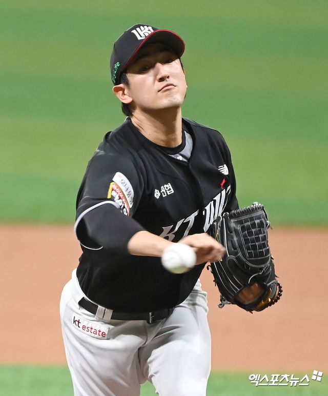 18일 오후 서울 구로구 고척스카이돔에서 열린 '2024 신한 SOL Bank KBO리그' KT 위즈와 키움 히어로즈의 경기, 1회말 KT 선발투수 고영표가 공을 힘차게 던지고 있다. 엑스포츠뉴스 DB