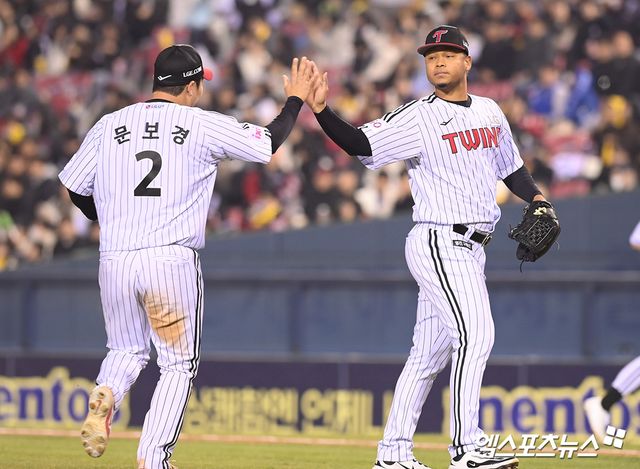 ​LG 트윈스 선발투수 엘리에이저 에르난데스가 15일 서울 잠실야구장에서 열린 삼성 라이온즈와의 홈경기에 선발 등판해 문보경과 하이파이브하고 있다. 엑스포츠뉴스 잠실, 고아라 기자