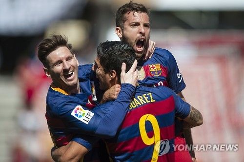 하비에르 마스체라노 감독이 이끄는 인터 마이애미가 10일(한국시간) 미국 플로리다주 포트 로더데일에 있는 체이스 스타디움에서 열린 LAFC와의 2024-2025시즌 북중미카리브해연맹(CONCACAF) 챔피언스컵 8강 2차전에서 메시의 맹활약으로 3-1로 역전승을 거뒀다.&nbsp;수아레스는 이날 조르디 알바에게 이빨을 드러내 알바를 쓰러지게 했다.연합뉴스