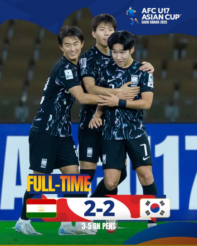 백기태 감독이 이끄는 대한민국 U-17 축구 대표팀이 15일(한국시간) 사우디아라비아 제다에 있는 프린스 압둘라 알 파이살 스타디움에서 열린 타지키스탄과의 2025 아시아축구연맹(AFC) U-17 아시안컵 8강 맞대결에서 2-2로 비긴 뒤 승부차기에서 이겼다.&nbsp;AFC