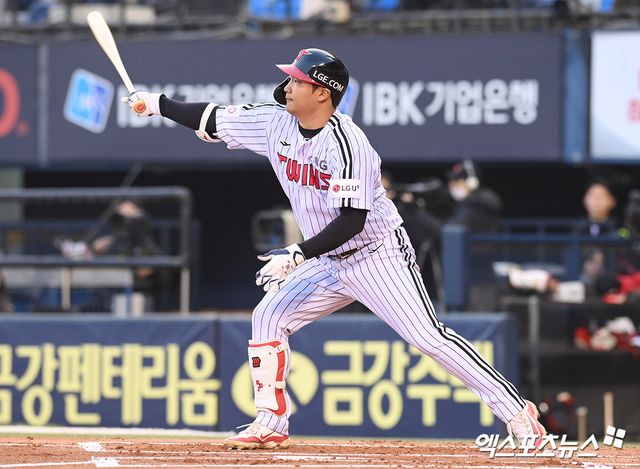 ​LG 트윈스 내야수 문보경이 15일 서울 잠실야구장에서 열린 삼성 라이온즈와의 홈경기에서 적시타를 치고 있다. 엑스포츠뉴스 잠실, 고아라 기자