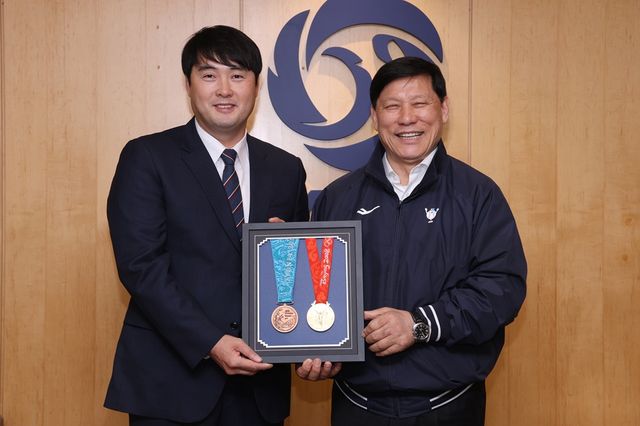 정대현(왼쪽) 삼성 라이온즈 1군 수석코치가 지난 14일 KBO를 찾아 허구연 KBO 총재에게 2008 베이징 올림픽 금메달, 2000 시드니 올림픽 금메달을 기증했다. 정대현 코치가 기증한 두 개의 올림픽 메달은 부산 기장군에 건설 예정인 한국야구박물관에 전시된다. 사진 KBO
