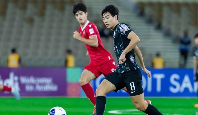 백기태 감독이 이끄는 대한민국 U-17 축구 대표팀이 15일(한국시간) 사우디아라비아 제다에 있는 프린스 압둘라 알 파이살 스타디움에서 열린 타지키스탄과의 2025 아시아축구연맹(AFC) U-17 아시안컵 8강 맞대결에서 2-2로 비긴 뒤 승부차기에서 이겼다.&nbsp;AFC