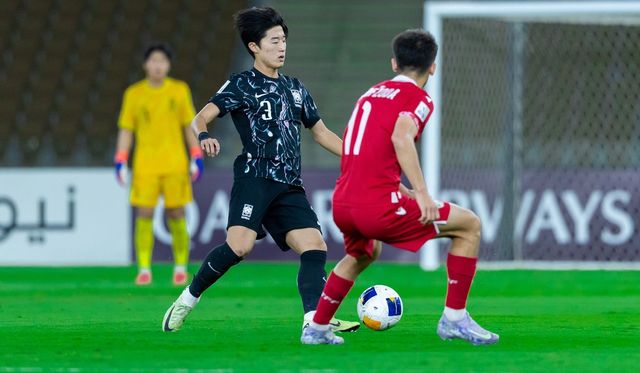 백기태 감독이 이끄는 대한민국 U-17 축구 대표팀이 15일(한국시간) 사우디아라비아 제다에 있는 프린스 압둘라 알 파이살 스타디움에서 열린 타지키스탄과의 2025 아시아축구연맹(AFC) U-17 아시안컵 8강 맞대결에서 2-2로 비긴 뒤 승부차기에서 이겼다.&nbsp;AFC