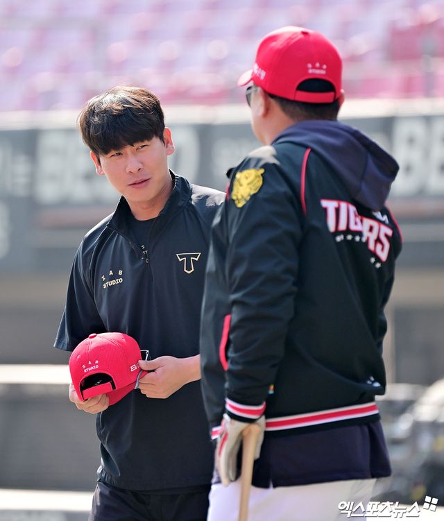 22일 오후 광주기아챔피언스필드에서 열리는 '2025 신한 SOL Bank KBO리그' NC 다이노스와 KIA 타이거즈의 개막전 경기, KIA 박찬호가 이범호 감독과 대화를 하고 있다. 엑스포츠뉴스 DB