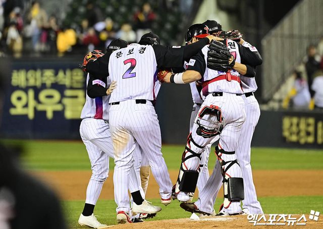LG 트윈스 선수들이 올해 정규시즌 경기에서 승리한 뒤 세리머니하고 있다. 엑스포츠뉴스 DB