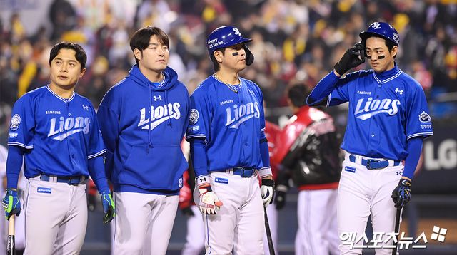 삼성 라이온즈 선수들이 15일 서울 잠실야구장에서 열린 LG 트윈스와의 원정경기에서 팀 노히트노런을 당하며 패한 뒤 아쉬워하고 있다. 엑스포츠뉴스 잠실, 고아라 기자