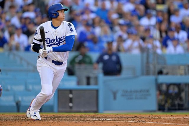 미국 메이저리그 LA 다저스의 오타니 쇼헤이가 15일(한국시간) 미국 캘리포니아주 로스앤젤레스의 다저 스타디움에서 열린 2025 메이저리그 콜로라도 로키스와의 홈 경기에서 시즌 5호 홈런을 터뜨리고 팀 승리를 견인했다. 사진 연합뉴스