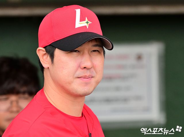 24일 오전 일본 오키나와 고친다 구장에서 진행된 SSG 랜더스 스프링캠프, SSG 최정이 김광현의 라이브 피칭을 지켜보고 있다. 엑스포츠뉴스DB