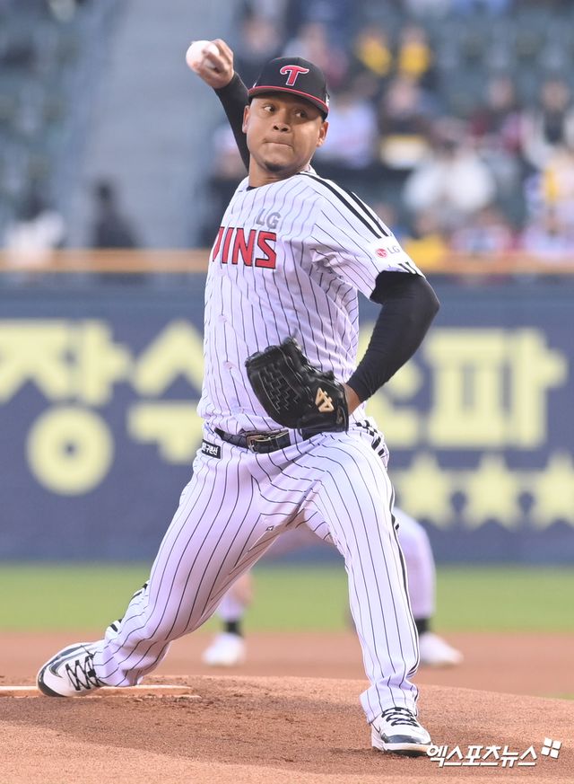 ​LG 트윈스 선발투수 엘리에이저 에르난데스가 15일 서울 잠실야구장에서 열린 삼성 라이온즈와의 홈경기에 선발 등판해 투구하고 있다. 엑스포츠뉴스 잠실, 고아라 기자