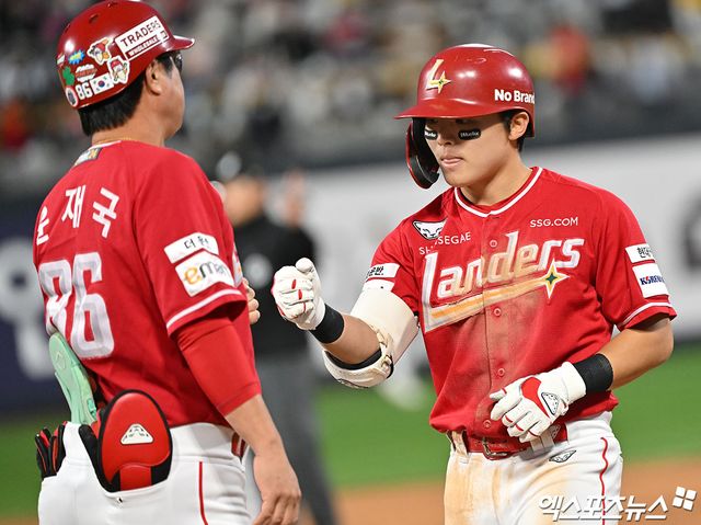 1일 오후 수원KT위즈파크에서 열린 '2024 신한 SOL Bank KBO리그' SSG 랜더스와 KT 위즈의 5위 결정전 경기, 5회초 2사 1루 SSG 정준재가 중전안타를 날리고 있다. 엑스포츠뉴스 DB