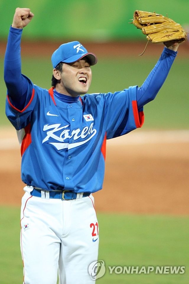2008 베이징 올림픽 야구 결승전에서 세이브를 기록했던 정대현 삼성 라이온즈 1군 수석코치가 2008 베이징 올림픽 금메달, 2000 시드니 올림픽 동메달을 KBO에 기증했다. 사진 연합뉴스