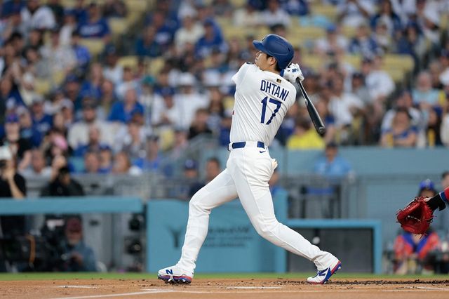 미국 메이저리그 LA 다저스의 오타니 쇼헤이가 15일(한국시간) 미국 캘리포니아주 로스앤젤레스의 다저 스타디움에서 열린 2025 메이저리그 콜로라도 로키스와의 홈 경기에서 시즌 5호 홈런을 터뜨리고 팀 승리를 견인했다. 사진 연합뉴스
