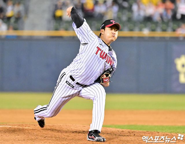 LG 트윈스 투수 김강률이 올해 정규시즌 경기에 등판해 투구하고 있다. 엑스포츠뉴스 DB