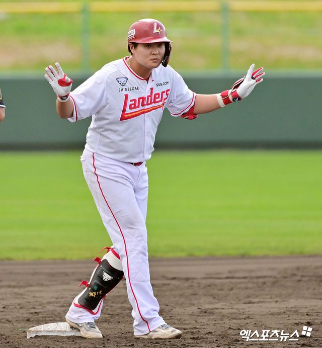 28일 오후 일본 오키나와 구시가와 구장에서 열린 KT 위즈와 SSG 랜더스의 연습경기, 5회말 SSG 고명준이 2루타를 날린 후 타임을 요청하고 있다. 엑스포츠뉴스 DB