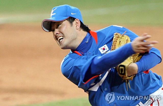 2008 베이징 올림픽 야구 결승전에서 세이브를 기록했던 정대현 삼성 라이온즈 1군 수석코치가 2008 베이징 올림픽 금메달, 2000 시드니 올림픽 동메달을 KBO에 기증했다. 사진 연합뉴스