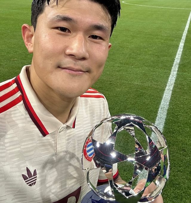 독일 최고 명문인 바이에른 뮌헨 수비수 김민재가 유럽 5대리그에서 실점으로 연결된 실수 수치에서 1위를 기록한 것으로 드러났다. '스카이스포츠 독일'은 이번 시즌 5대리그의 정규리그와 유럽축구연맹(UEFA) 챔피언스리그 경기를 조사해 '실점으로 이어진 실수' 수치를 알렸다. 여기서 김민재가 총 6회로 1위에 올랐다. 2위가 생테티엔(프랑스)의 미카엘 나데, AS모나코(프랑스)의 모하메드 살리수, 사우샘프턴(잉글랜드)의 테일러 하우드-벨리스 등 3명인데 이들이 저지른 실수가 4회였다. UEFA