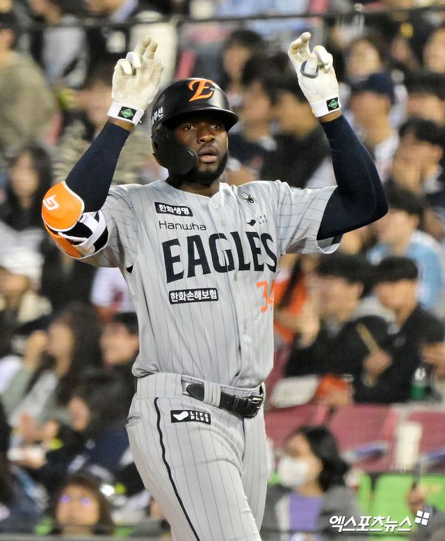 10일 오후 서울 송파구 잠실야구장에서 열린 '2025 신한 SOL Bank KBO리그' 한화 이글스와 두산 베어스의 경기, 6회초 1사 한화 플로리얼이 우전안타를 날린 후 세리머니를 하고 있다. 엑스포츠뉴스DB