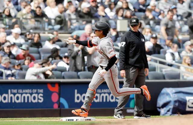 샌프란시스코 자이언츠 이정후가 지난 14일 미국 메이저리그 뉴욕 양키스와의 원정경기에서 결정적인 홈런을 터트린 뒤 ​​베이스를 돌고 있다. AFP 연합뉴스