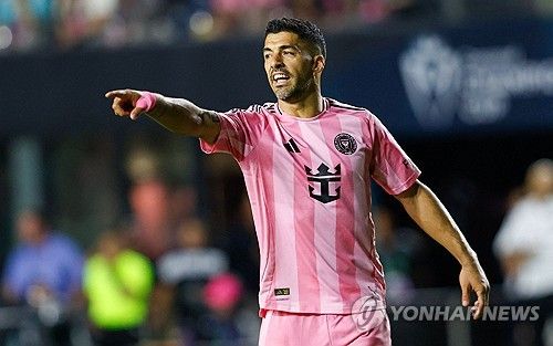 하비에르 마스체라노 감독이 이끄는 인터 마이애미가 10일(한국시간) 미국 플로리다주 포트 로더데일에 있는 체이스 스타디움에서 열린 LAFC와의 2024-2025시즌 북중미카리브해연맹(CONCACAF) 챔피언스컵 8강 2차전에서 메시의 맹활약으로 3-1로 역전승을 거뒀다.&nbsp;수아레스는 이날 조르디 알바에게 이빨을 드러내 알바를 쓰러지게 했다.연합뉴스
