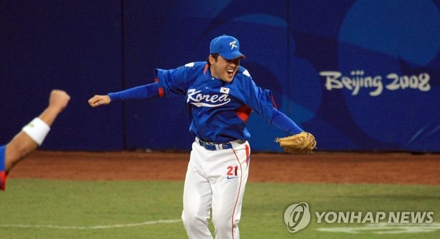 2008 베이징 올림픽 야구 결승전에서 세이브를 기록했던 정대현 삼성 라이온즈 1군 수석코치가 2008 베이징 올림픽 금메달, 2000 시드니 올림픽 동메달을 KBO에 기증했다. 사진 연합뉴스