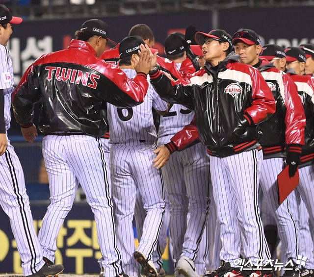 ​LG 트윈스 선발투수 엘리에이저 에르난데스가 15일 서울 잠실야구장에서 열린 삼성 라이온즈와의 홈경기에서 승리한 뒤 염경엽 감독과 하이파이브하고 있다. 엑스포츠뉴스 잠실, 고아라 기자
