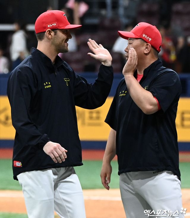 13일 오후 서울 구로구 고척스카이돔에서 열린 '2024 신한 SOL Bank KBO리그' KIA 타이거즈와 키움 히어로즈의 경기, KIA가 박찬호의 결승타와 소크라테스의 쐐기타에 힘입어 키움에 2:0 승리를 거뒀다. 이날 경기에서 승리한 KIA 이범호 감독이 네일과 하이파이브를 하고 있다. 엑스포츠뉴스 DB