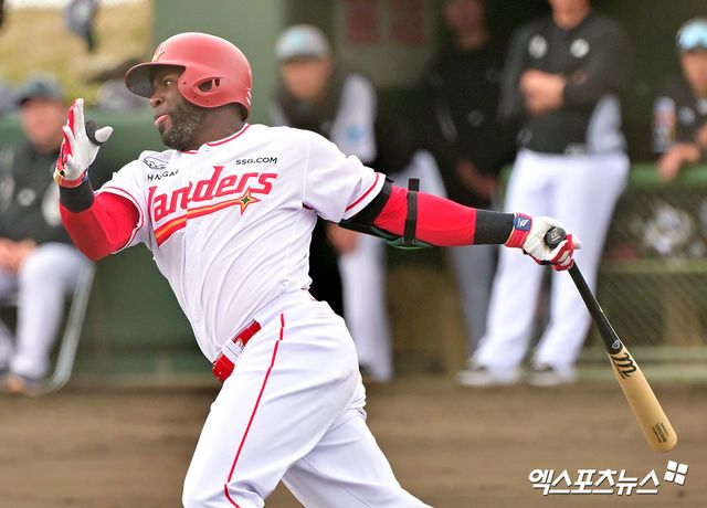 8일 오후 일본 오키나와 구시가와 구장에서 열린 KT 위즈와 SSG 랜더스의 연습경기, 1회초 SSG 에레디아가 타격을 하고 있다. 엑스포츠뉴스DB