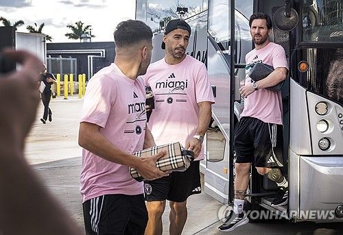 하비에르 마스체라노 감독이 이끄는 인터 마이애미가 10일(한국시간) 미국 플로리다주 포트 로더데일에 있는 체이스 스타디움에서 열린 LAFC와의 2024-2025시즌 북중미카리브해연맹(CONCACAF) 챔피언스컵 8강 2차전에서 메시의 맹활약으로 3-1로 역전승을 거뒀다.&nbsp;수아레스는 이날 조르디 알바에게 이빨을 드러내 알바를 쓰러지게 했다.연합뉴스