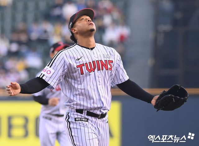 ​LG 트윈스 선발투수 엘리에이저 에르난데스가 15일 서울 잠실야구장에서 열린 삼성 라이온즈와의 홈경기에 선발 등판해 세리머니하고 있다. 엑스포츠뉴스 잠실, 고아라 기자