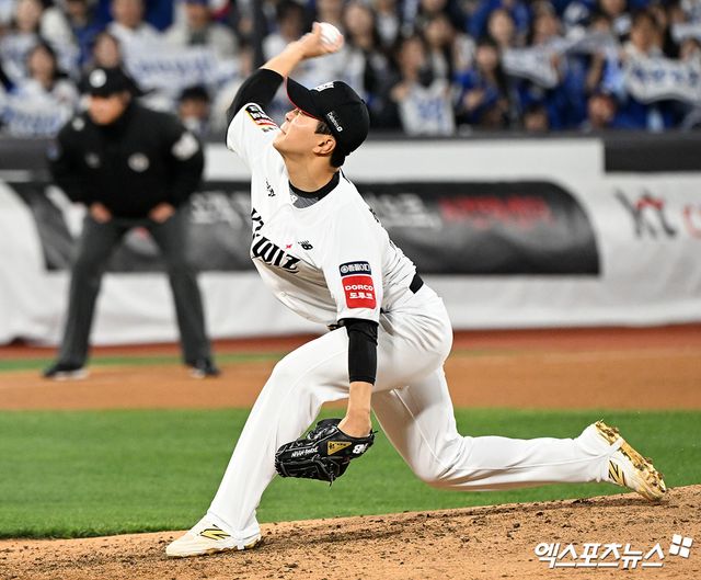 11일 오후 수원KT위즈파크에서 열린 '2025 신한 SOL Bank KBO리그' 삼성 라이온즈와 KT 위즈의 경기, 8회초 KT 손동현이 공을 힘차게 던지고 있다. 엑스포츠뉴스 DB