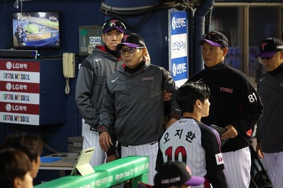 LG 트윈스 염경엽 감독이 11일 서울 잠실야구장에서 열린 두산 베어스와의 홈경기에서 항의 후 퇴장당하고 있다. LG 트윈스