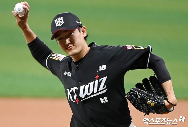 18일 오후 서울 구로구 고척스카이돔에서 열린 '2024 신한 SOL Bank KBO리그' KT 위즈와 키움 히어로즈의 경기, 1회말 KT 선발투수 고영표가 공을 힘차게 던지고 있다. 엑스포츠뉴스 DB