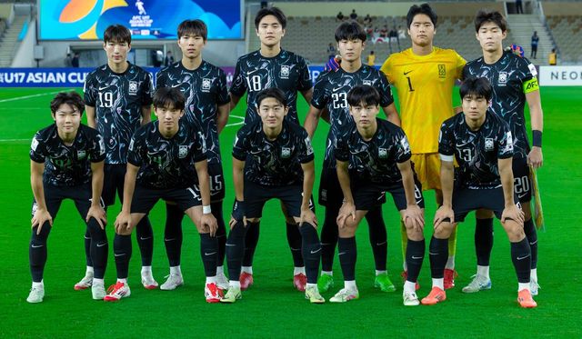 백기태 감독이 이끄는 대한민국 U-17 축구 대표팀이 15일(한국시간) 사우디아라비아 제다에 있는 프린스 압둘라 알 파이살 스타디움에서 열린 타지키스탄과의 2025 아시아축구연맹(AFC) U-17 아시안컵 8강 맞대결에서 2-2로 비긴 뒤 승부차기에서 이겼다.&nbsp;AFC