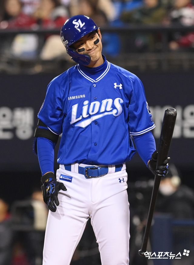 ​삼성 라이온즈 구자욱이 15일 서울 잠실야구장에서 열린 LG 트윈스와의 원정경기에서 아웃 당한 뒤 아쉬워하고 있다. 엑스포츠뉴스 잠실, 고아라 기자