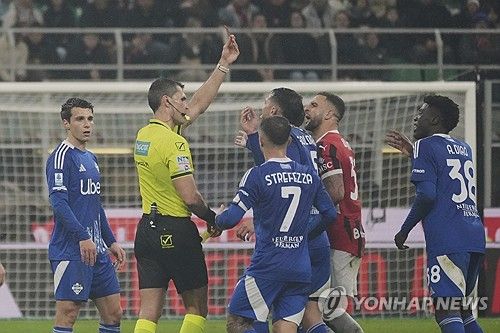 델레 알리가 16일(한국시간) 자신의 인스타그램을 통해 전 토트넘 홋스퍼 동료 해리 케인, 에릭 다이어와 함께 찍은 사진을 공개했다.&nbsp; 사진에서 케인과 다이어는 알리의 코모 유니폼을 들고 사진을 찍었다. 세 사람 모두 오랜만에 만나 밝은 미소로 포즈를 취했다.연합뉴스
