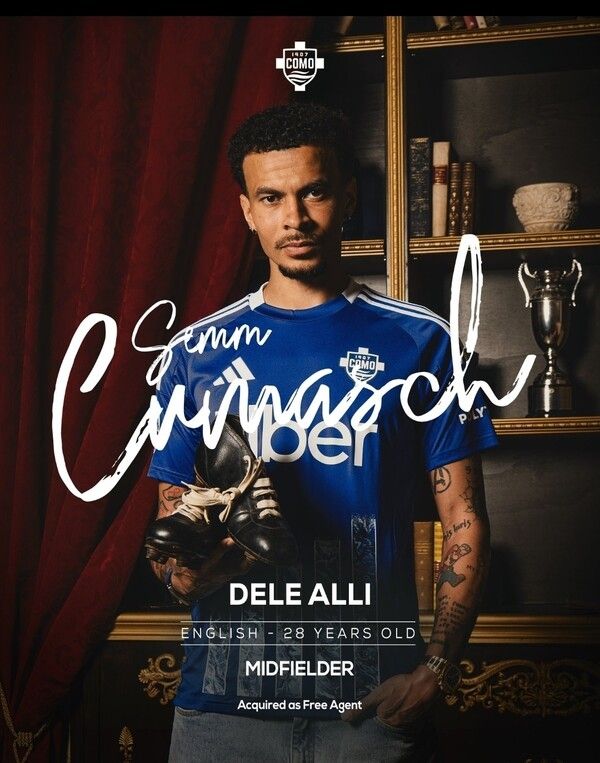 델레 알리가 16일(한국시간) 자신의 인스타그램을 통해 전 토트넘 홋스퍼 동료 해리 케인, 에릭 다이어와 함께 찍은 사진을 공개했다.&nbsp; 사진에서 케인과 다이어는 알리의 코모 유니폼을 들고 사진을 찍었다. 세 사람 모두 오랜만에 만나 밝은 미소로 포즈를 취했다.코모