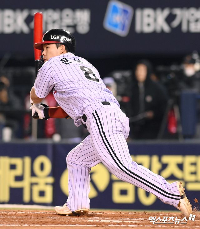​LG 트윈스 문성주가 15일 서울 잠실야구장에서 열린 삼성 라이온즈와의 홈경기에서 적시타를 치고 있다. 엑스포츠뉴스 잠실, 고아라 기자