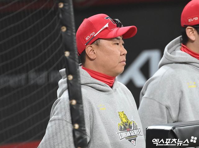 28일 오후 광주기아챔피언스필드에서 열린 '2024 신한 SOL Bank KBO 한국시리즈' 삼성 라이온즈와 KIA 타이거즈의 5차전 경기, KIA 이범호 감독이 더그아웃에서 경기를 지켜보고 있다. 엑스포츠뉴스 DB