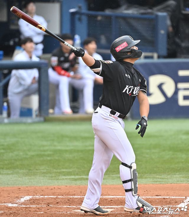 6일 오후 서울 송파구 잠실야구장에서 열린 '2024 신한 SOL Bank KBO 포스트시즌' KT 위즈와 LG 트윈스의 준플레이오프 2차전 경기, 3회초 1사 1,3루 KT 강백호 1타점 희생플라이 타구를 날리고 있다. 엑스포츠뉴스 DB