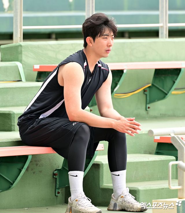 3일 오후 일본 오키나와 킨 구장에서 열린 KT 위즈와 KIA 타이거즈의 연습경기, KT 오원석이 그라운드를 지켜보고 있다. 엑스포츠뉴스 DB